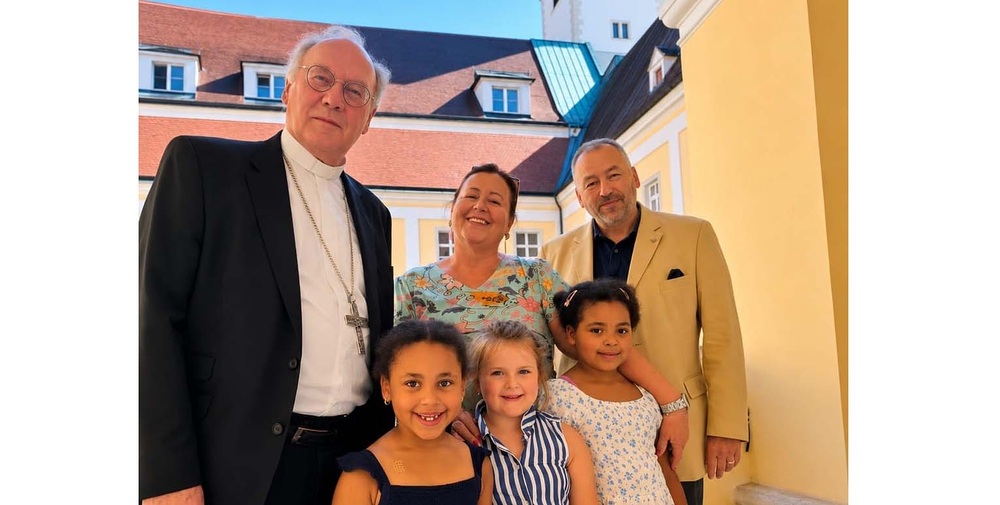 Bischof Alois Schwarz mit Alice und Peter Pitzinger (Vorsitzender des NÖ Katholischen Familienverbandes) und deren Enkelkinder / Wolfgang Zarl Bischof Alois Schwarz mit Alice und Peter Pitzinger (Vorsitzender des NÖ Katholischen Familienverbandes) und deren Enkelkinder
