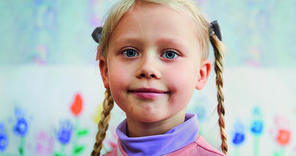 Blondes Mädchen mit Zöpfen / caritas NGOs: Sparmaßnahmen treffen Kinder und armutsbetroffene Familien
