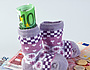 Kindersocken und Euro Geldscheine. beihilfen und F