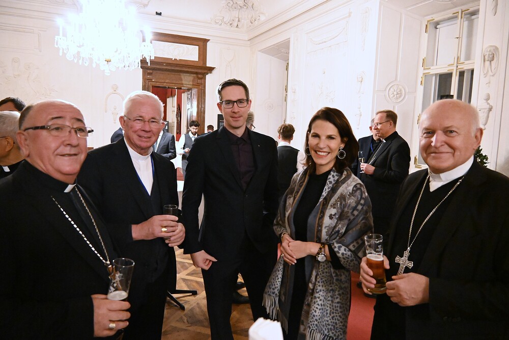 Vollversammlung des Rats der Europäischen Bischofskonferenzen (CCEE) in Salzburg / Kathpress / Paul Wuthe v.l.: Erzbischof Franz Lackner, Bürgermeister-Stellvertreter Kay-Michael Dankl, Landeshauptfrau Karoline Edtstadler, Kardinal Ladislav Nemet