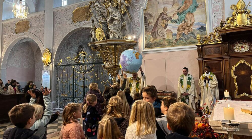 Bischof Marketz mit Kindern beim Weltmissionssonntag im Klagenfurter Dom / Dompfarre Klagenfurt Bischof Marketz mit Kindern beim Weltmissionssonntag im Klagenfurter Dom