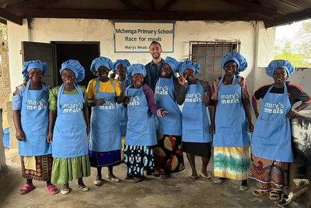 Ferdinand Habsburg mit ehrenamtlichen Marys-Meals-Köchinnen einer Schule in Malawi