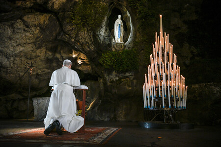Papst Leo XIV. beim Gebet in der Grotte von Massabielle in Lourdes (Frankreich) am 26. September 2026.