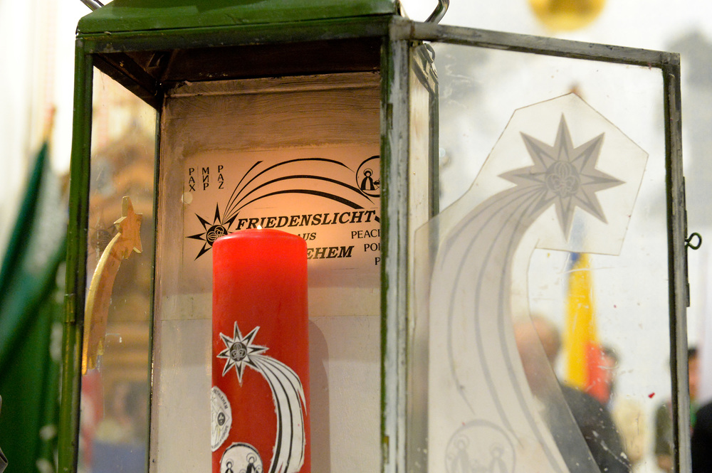 Friedenslicht / kathbild.at / Franz Josef Rupprecht, Franz Josef Rupprecht Friedenslicht aus Bethlehem, Laterne und Kerze mit dem Stern von Bethlehem