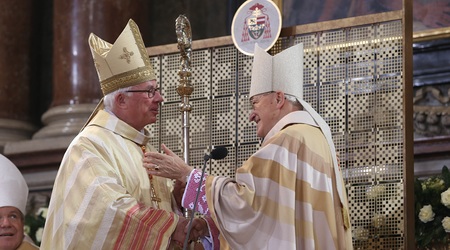 Salzburg: Amtseinführung des neuen Erzbischofs - Im Salzburger Dom wird der neue Erzbischof Franz Lackner feierlich in sein Amt eingeführt Foto: Neumayr/MMV 12.01.2014 Erzbischof Franz Lackner erhält den Hirtenstab von Alt-Erzbischof Alois Kothgasser