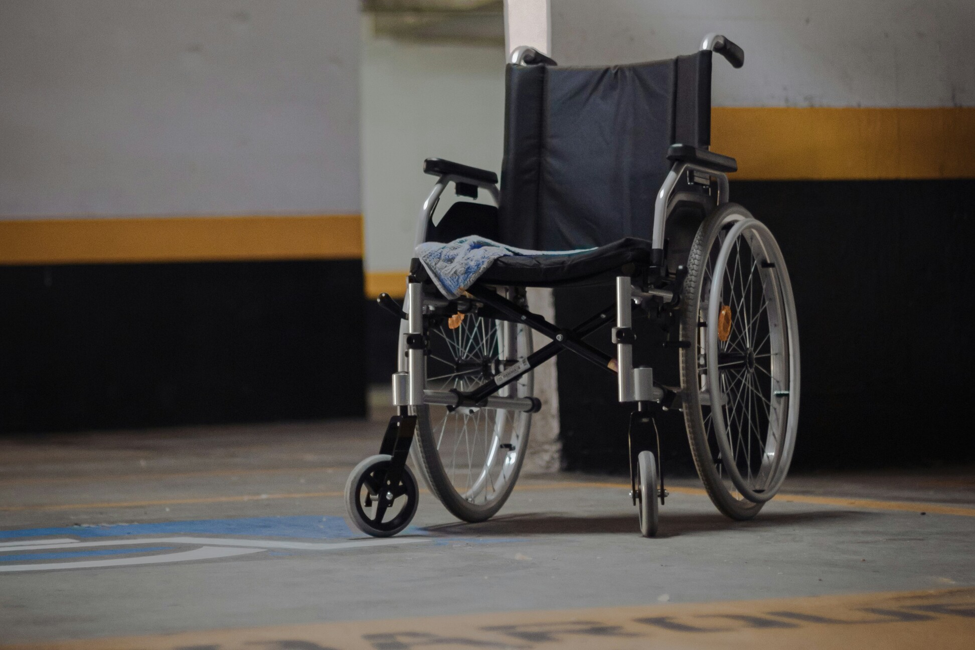 Rollstuhl / Foto von vitor camilo auf Unsplash Rollstuhl