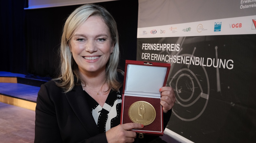 '54. Fernsehpreis der Erwachsenenbildung', 'Axel Corti Preis 2022.' DER FERNSEHPREIS DER ERWACHSENENBILDUNG WIRD SEIT 1967 FU?R DIE BESTEN BILDUNGSSENDUNGEN DES O?STERREICHISCHEN FERNSEHENS VERLIEHEN.Die Nominierungsjury hat aus insgesamt 49 eingere