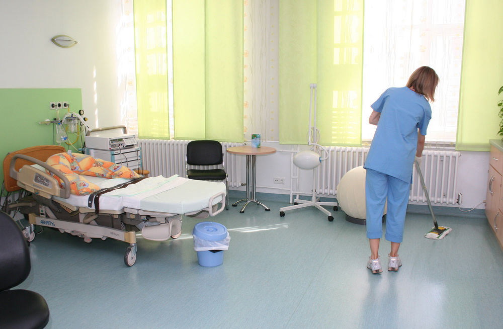 Reinigungskraft in einem Krankenhaus [ (c) www.BilderBox.com, Erwin Wodicka, Siedlerzeile 3, A-4062 Thening, Tel. + 43 676 5103678.Verwendung nur gegen HONORAR, BELEG, URHEBERVERMERK nach AGBs auf bilderbox.com], 400 dollar job, 400 Euro Job, 400-Eur