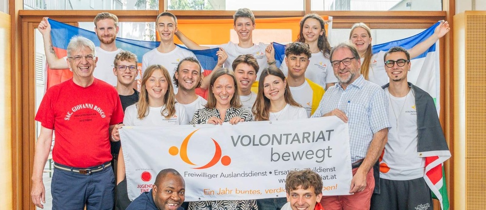 Jungendliche bei Vorbereitung für Freiwilligeneinsatz im Ausland