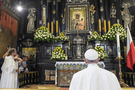 Papst Franziskus betet in der Kapelle des Paulinerklosters Jasna Gora in Tschenstochau (Czestochowa) am 28. Juli 2016 vor der berühmten Marien-Ikone der 'Schwarzen Madonna', ein Gnadenbild byzantinischen Ursprungs. Der Papst besucht Polen anlässlich 