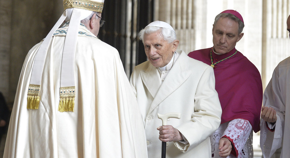 Eröffnung des Heiligen Jahres der Barmherzigkeit durch Papst Franziskus am 8. Dezember 2015 im Vatikan. Bild:  Bild: Papst Franziskus begrüßt den emeritierten Papst Benedikt XVI. vor der Öffnung der Heiligen Pforte.