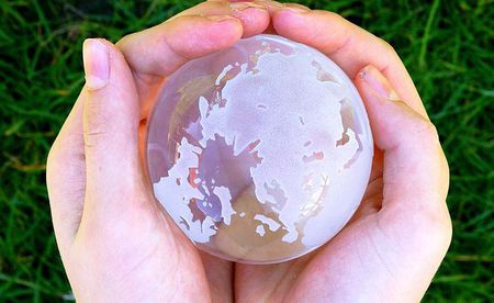 Gläserne Erdkugel / Hofschläger / pixelio.de