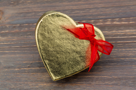 Eine Schachtel f?r ein Geschenk in der Form von einem Herz. Symbolfoto f?r Valentinstag, Hochzeitstag, Verlobung.