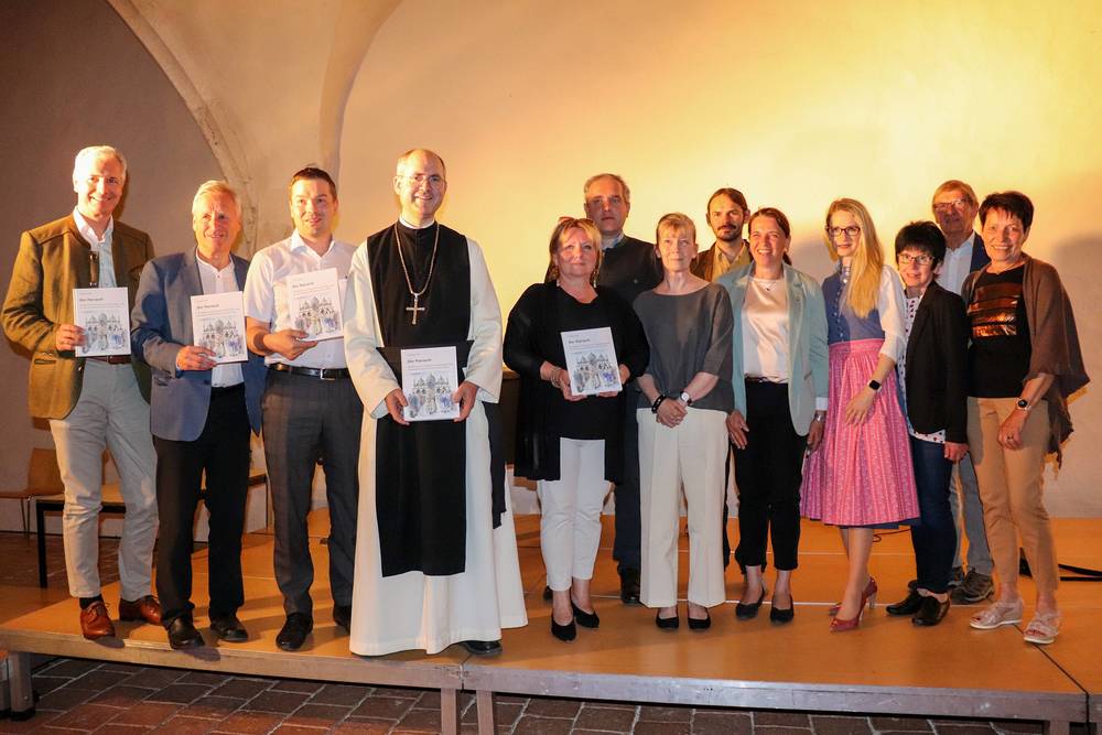 Roman Schlosser, Wolfgang Labenbacher, Michael Renz, Gabriele Ecker (Bereichsleiterin Kunst, Land NÖ), Christian Buxhofer, Maria Gröbl, Thomas Gravogl, Sandra Böhmwalder, Jenny Wallner, Maria Weissenböck, Herbert Schrittwieser und Eva Meißnitzer (v. / Stift Lilienfeld
