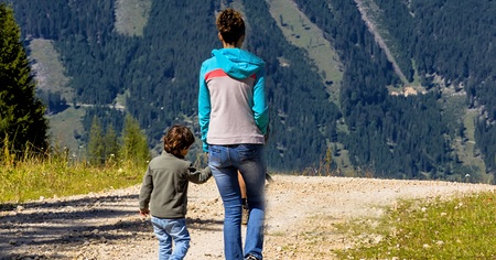 Familie wandert im Gebirge, Symbol für Urlaub, Aktivität, Erholung,  Familie