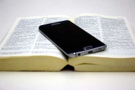 Theologe schlägt vatikanisches Prüfsiegel für katholische Apps vor