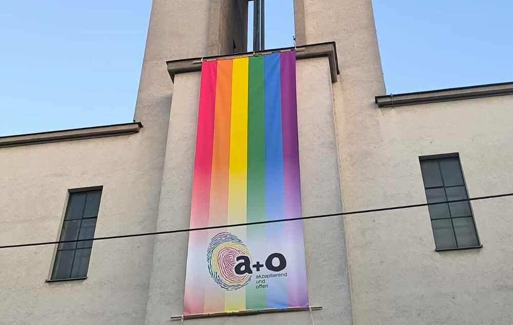 a+o Regenbogenfahne / Pfarre Franz von Sales a+o Regenbogenfahne auf Kirchturm von Wiener Pfarre Franz von Sales
