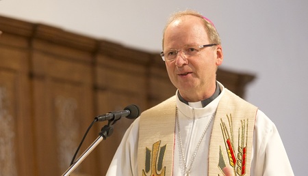 Bregenz am 1.9.2015 Bischof Benno Elbs spendet den Abendsegen fuer Fluechtlinge