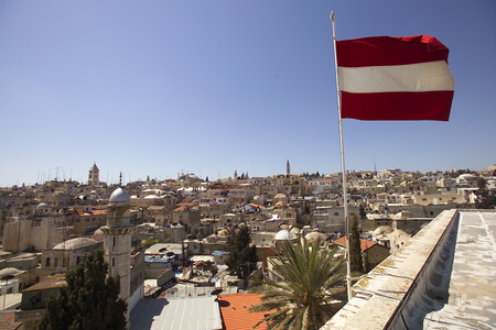 ?sterreichische Fahne ?ber den D?chern der Altstadt; ?sterreichisches Hospiz.      Jerusalem, 21.3.2004        ? Franz Josef Rupprecht; A-7123 M?nchhof; Bank: Raiffeisenbank M?nchhof (BLZ: 33054), Konto.-Nr.: 17.608 