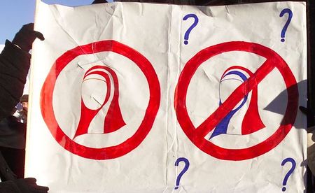 Demonstration 'Kopftuch / Menschenrechte' islamischer Jugendlicher.        Wien, 24.1.2004       ? Franz Josef Rupprecht; A-7123 M?nchhof; Bank: Raiffeisenbank M?nchhof (BLZ 33054), Kto.-Nr.: 17.608 