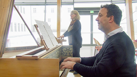 'FeierAbend', 'Das Geschenk.' Seit 16 Jahren ist Ludwig Lusser Domorganist in St. P?lten und Lehrer am St. P?ltner und Wiener Konservatorium f?r Kirchenmusik. Als siebentes Kind einer Osttiroler Bauernfamilie ist der Musiker schon sehr fr?h mit Musik