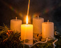 Ein Adventskranz zu Weihnachten sorgt für romantische Stimmung in der stillen Advent Zeit.