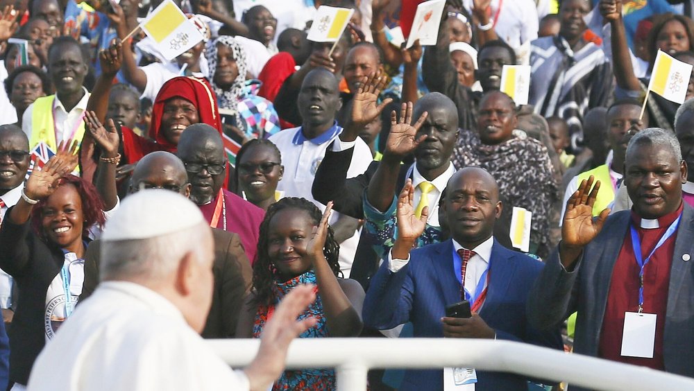 Papst Franziskus begrüßt winkende Menschen bei seiner Ankuft vor der Messe am 5. Februar 2023 am 'John-Garang-Mausoleum' in Juba (Südsudan).