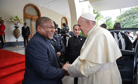 Filipe Nyusi, Staatspräsident von Mosambik, begrüßt Papst Franziskus in seinem Amtssitz in Maputo am 5. September 2019.