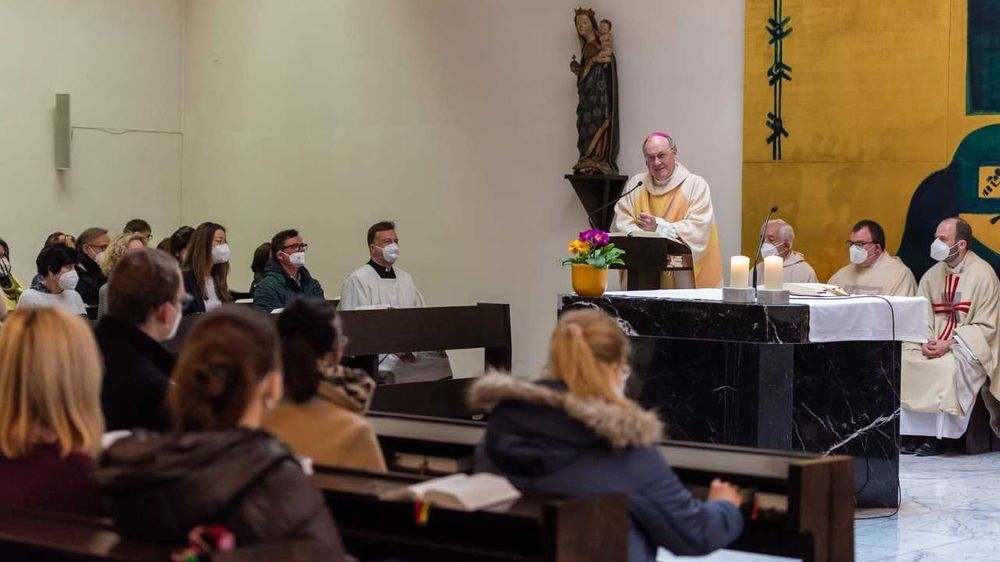 Bischof Schwarz mit Mitarbeitern beim Gottesdienst zum 25-Jahre-Jubiläum seiner Bischofsweihe