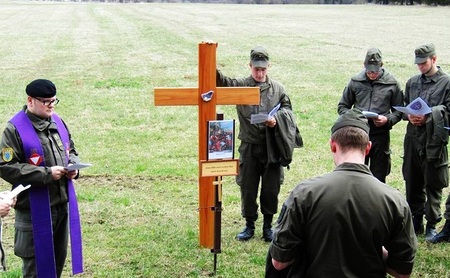 Bundesheer-Soldaten beim Kreuzweg-Gebet