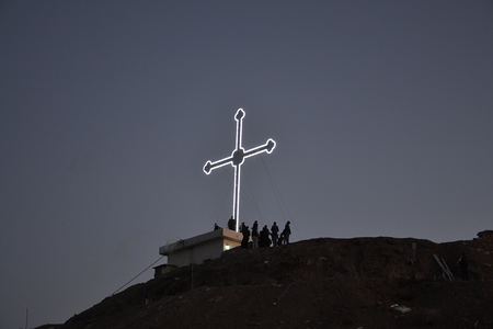 Nordirak, Ninive-Ebene, neu errichtetes Kreuz über der Christenstadt Telskof