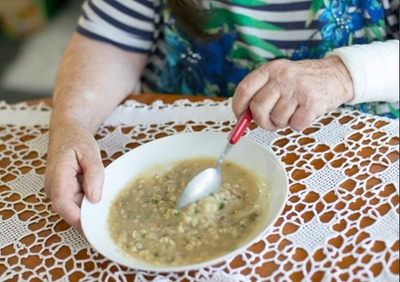 Mittagessen einer armutsbetroffenen älteren Frau