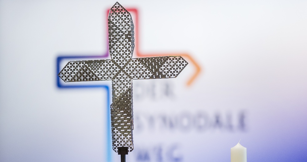 3. Synodalversammlung des Synodalen Weges / Alle Rechte vorbehalten - Maximilian von Lachner, Maximilian von Lachner Deutschland, Hessen, Frankfurt am Main, 03.02.2022 - 3. Synodalversammlung des Synodalen WegesDas Synodalkreuz auf der dritten SynodalversammlungFOTO: SYNODALER WEG / MAXIMILIAN VON LACHNER