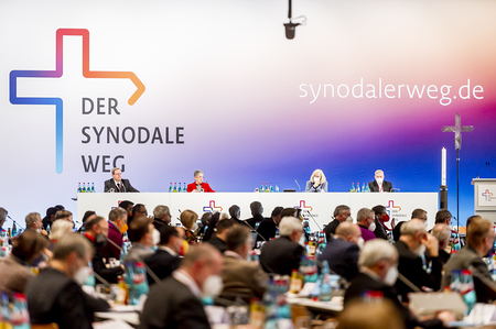 Deutschland, Hessen, Frankfurt am Main, 03.02.2022 - 3. Synodalversammlung des Synodalen WegesBischof Dr. Georg Bätzing, Dr. Irme Stetter-Karp, Prof. Dr. Claudia Nothelle und Weihbischof Wilfried Theising leiten die Beratungen der 3. Synodalversamm