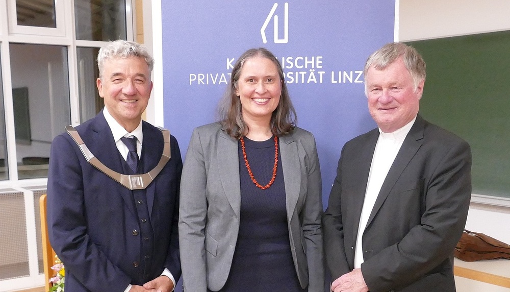 Eröffnung am 1. Oktober - v.l.: Rektor Michael Fuchs, Prof. Elisabeth Fritz, Bischof Manfred Scheuer
