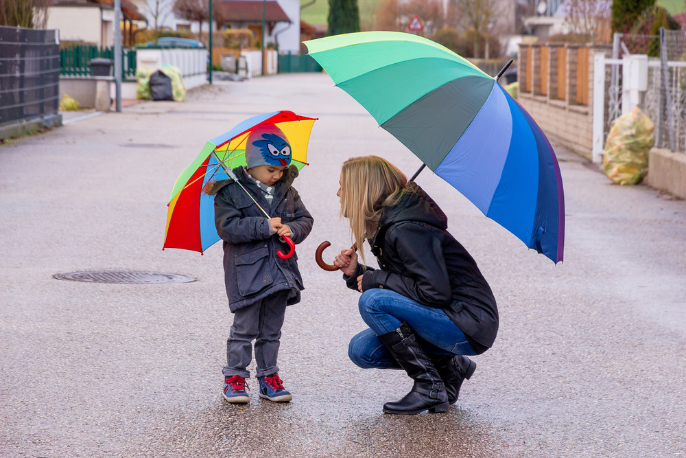 Mutter und Kind mit Regenschirm, Symbol f?r Solidarit?t, Hilfe, Hilfspaket, Rettungsschirm, 