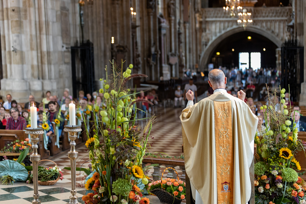 Fiacriusmesse Stephansdom / Erzdiözese Wien / Schönlaub Stephan Fiacrius verließ demnach seine Heimat, um in Einsamkeit Gott zu dienen. Er erhielt von Bischof Faro von Méaux ein Waldstück nahe der Stadt und richtete sich eine Einsiedelei ein, welche später zu einem Kloster wurde. Der Wald wurde zu einem blühenden
