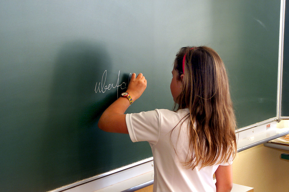 Volksschule-Grundschule / Wodicka; A-4062 Thening, Erwin Wodicka Schule,Schulwesen,Menschen,Personen,Klasse,Klassengemeinschaft,Bildung,Ausbildung,Lernen,Unterricht,Kameradschaft,Volksschuls,Grundschule,Schulklasse,Sch?ler,Schueler,Schuelerinnen,Sch?lerinnen,Mitarbeiten,Interessiert,Interesse,Kinder,Tafel,Schreibe