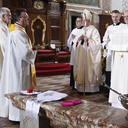 Der bisherige Gurker Administrator, Bischof Freistetter, zeigt das päpstliche Ernennungsdekret