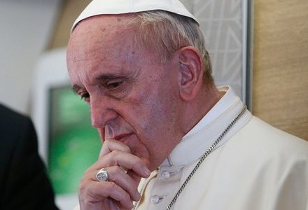 Papst Franziskus während der 'fliegenden Pressekonferenz' auf dem Flug von Bangui nach Rom am 30. November 2015.