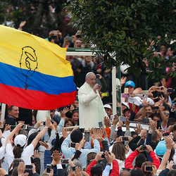 Papst Franziskus fährt an einer großen kolumbianischen Flagge vorbei, auf der ein Rosenkranz aufgemalt wurde, und begrüßt die Menschen, als er am 7. September 2017 im Papamobil den Simon Bolivar Park in Bogota erreicht.