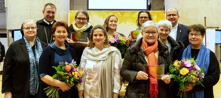 Die drei Gewinnerprojekte stehen fest und wurden im Zuge der Ordenstagungen 2022 geehrt: 'Quartier 16', 'dieQuelle.com' und 'dock - Sozial- und Gesundheitspraxis'