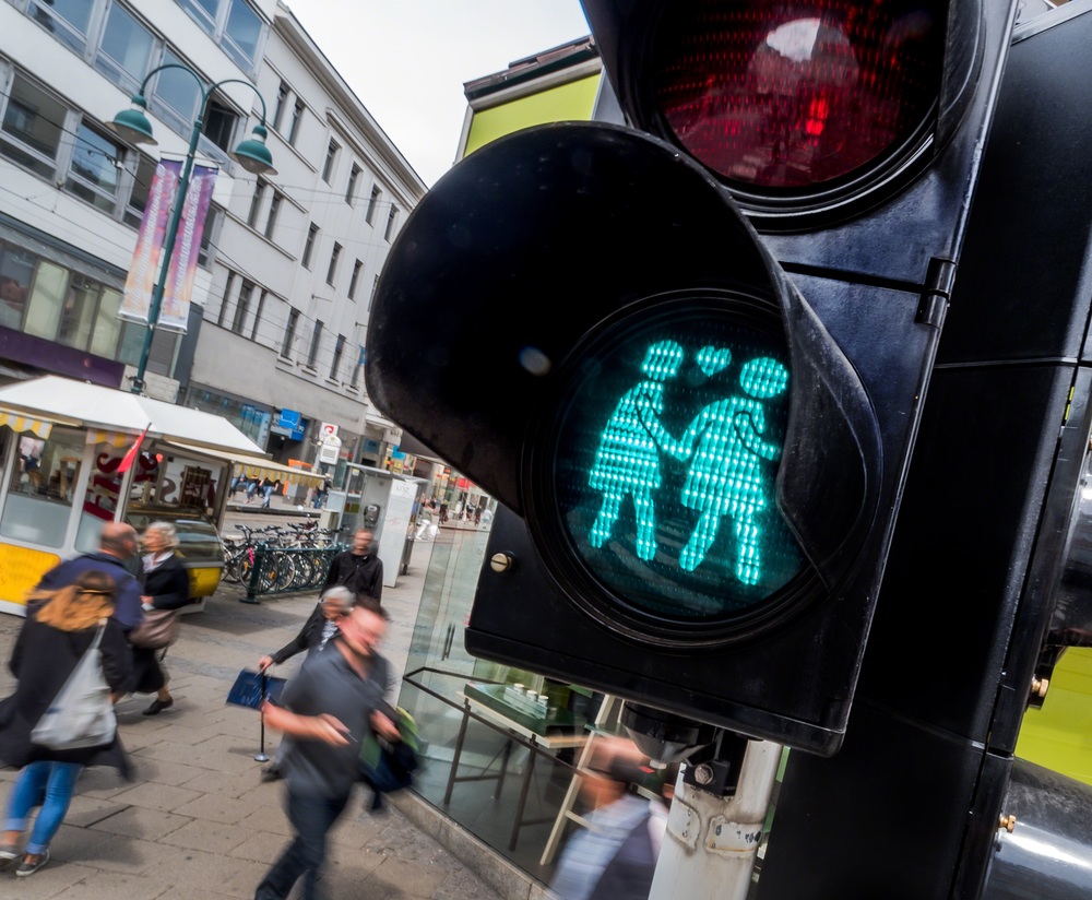 Linz, Österreich. Verkehrsampel mit gleichgeschlechtlichen Figuren als Zeichen für Offenheit und Toleranz.
