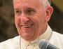 Papst Franziskus winkt bei der Begrüßung zur Generalaudienz am 5. August 2015.