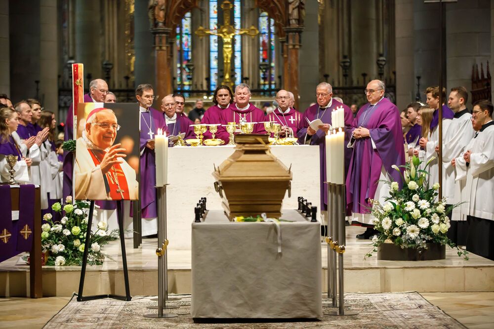 Bei der Gabenbereitung brachten ausgewählte Personen u. a. Verwandte und Wegbegleiter:innen von Bischof Maximilian Aichern die Gaben Brot und Wein zum Altar.