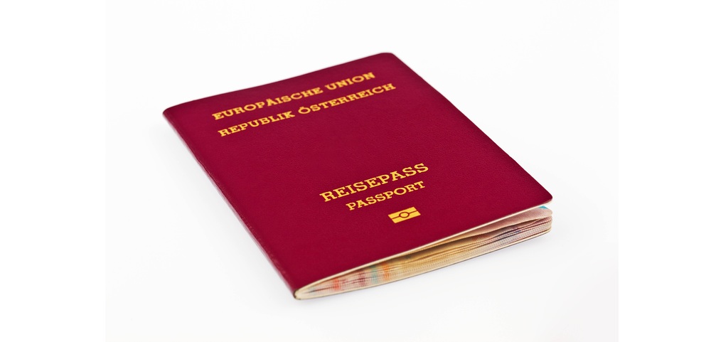 Reisepass / Erwin Wodicka Ein roter Reisepass der Europ?ischen Union liegt auf einem wei?en Hintergrund.