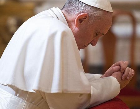 Papst im Gebet