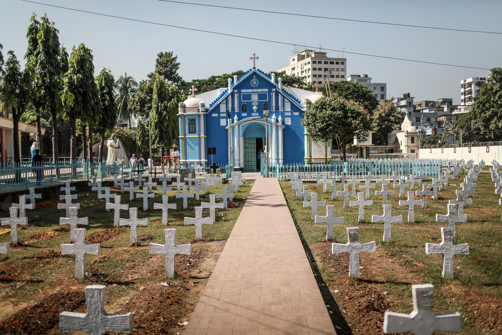 Grabkreuze auf dem historischen Friedhof vor der alten Holy Rosary Church von 1677 am 7. November 2017 in Dhaka (Bangladesch).