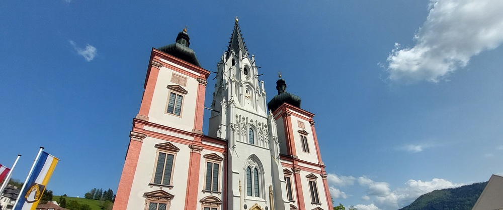 Wallfahrtsbasilika Mariazell mit Pilgern / kathpress/Pernsteiner