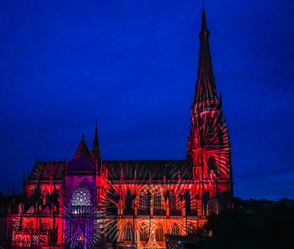 Mariendom Linz, beleuchtet / Diözese Linz / See the Moment - Keep the Moment Mariendom: Tarock-Benefizturnier mit Bischof Scheuer